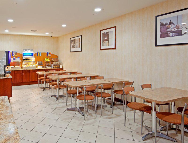 Holiday Inn Express Laguardia Airport, An Ihg Hotel Ню Йорк Ресторант снимка